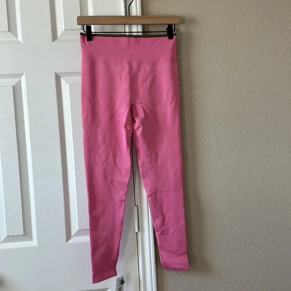 NWT Outdoor Voices Seamless Ribbed 7/8 Legging- Bubblegum - Picture 3 of 6